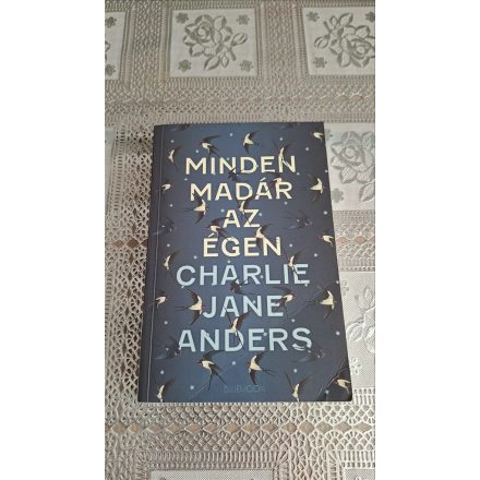 Charlie Jane Anders Minden madár az égen