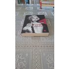 Dr. Bond, Almah. A díványon: Marilyn Monroe